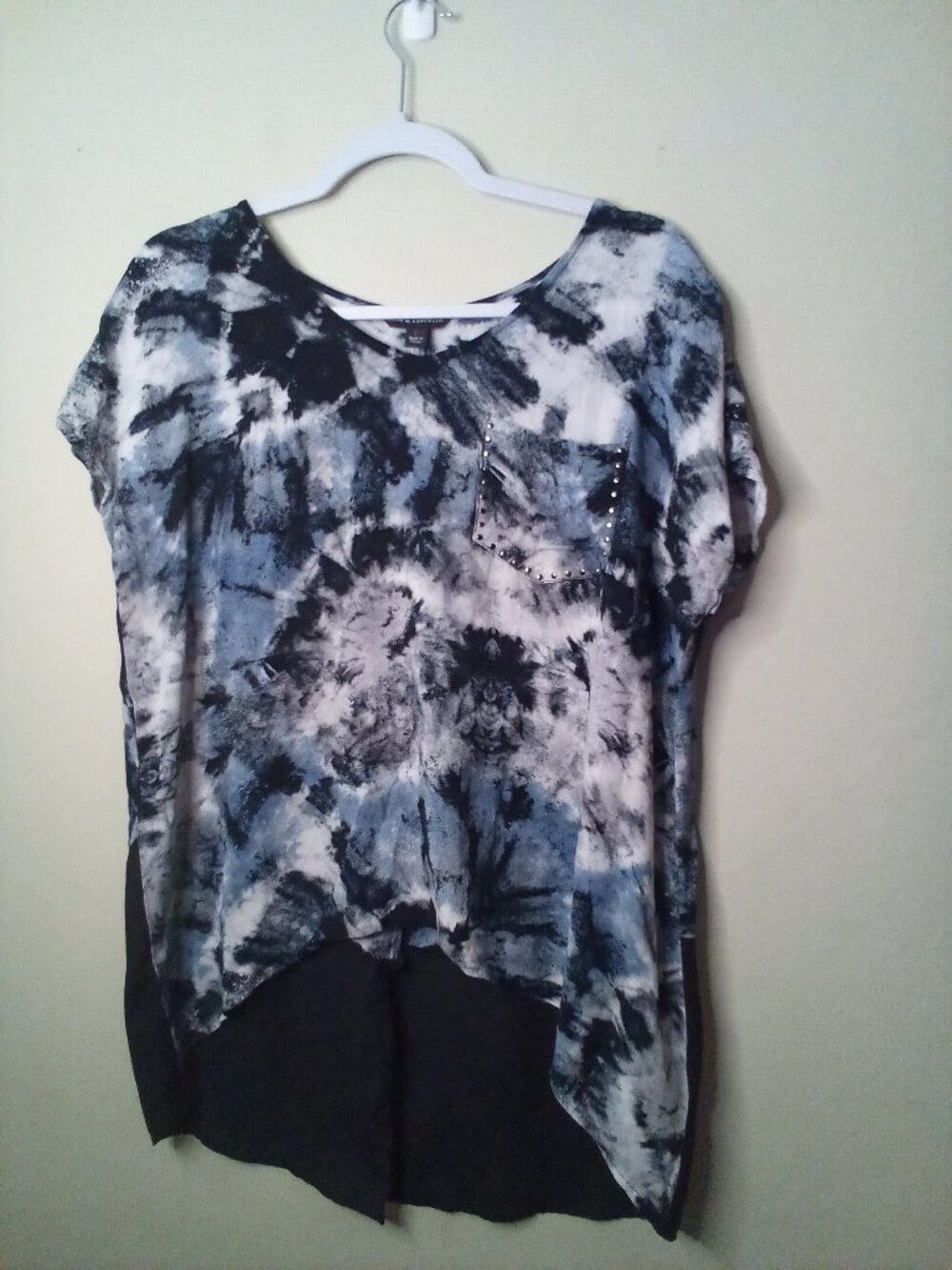 Rock & Republic Shirt Women L Short Sleeve Flowing Rhinestone Pocket Black Blue